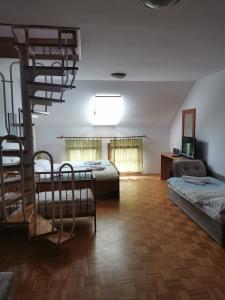 Pokój z 2 łóżkami piętrowymi i schodami w obiekcie Kavana Stari krov w mieście Donji Kraljevec