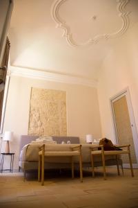 a bedroom with a bed and a painting on the wall at Locanda Carra Manna in Sassari