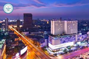 un perfil urbano por la noche con tráfico en una autopista en Grand Fortune Hotel Bangkok en Bangkok