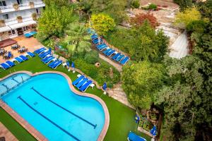 an overhead view of a swimming pool in a resort at Hotel GHT Neptuno-Tossa & Venus SPA in Tossa de Mar