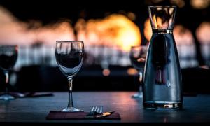 セットにあるDomaine du Lazaret - Village vacances 3 étoiles en bord de merのグラスワイン +14枚の写真
