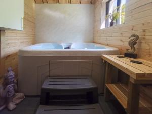 bañera grande en una habitación de madera con banco en Woodlands Family Retreat Windermere with Hot Tub and Sauna, en Windermere 28 fotos más