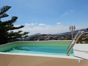 uma banheira de hidromassagem com vista para as montanhas em Holiday Home Hemi em Valsequillo