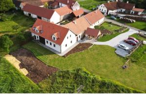 z góry widok na duży biały dom z dziedzińcem w obiekcie Pension Pod Hvězdami w mieście Božejov