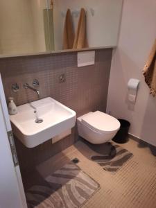 bagno con lavandino e servizi igienici di Yoo Bulgaria Apartments -c306 a Obzor