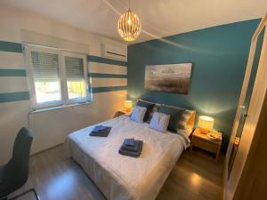 - une chambre avec un lit et 2 serviettes dans l'établissement Spacious apartment close to the sea in Kastel Luksic, à Kaštela