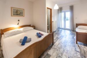 Posteľ alebo postele v izbe v ubytovaní Apartments & Rooms Strčić Petra