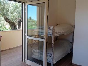 イトリにあるBuenavistasurfmedの窓際の二段ベッドが備わる客室です。