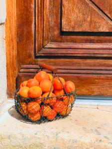 um cesto de laranjas sentado à frente de uma porta em Maison Aubergerac em Bergerac