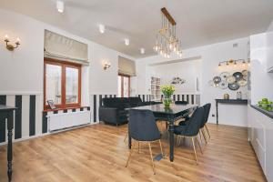 jadalnia i salon ze stołem i krzesłami w obiekcie NOOK NOOK Apartments Katarzyny 2 w Krakowie