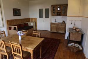 Kuchyň nebo kuchyňský kout v ubytování Historické apartmány Zelenohorská pošta + 16 fotografií