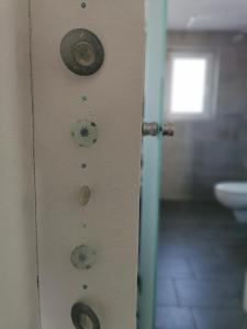 eine Tür mit Knöpfen darauf und einem Badezimmer in der Unterkunft Tgèsa Dutg Grond in Sedrun