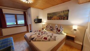 Postel nebo postele na pokoji v ubytování Weingut Bohrn Himmelbett