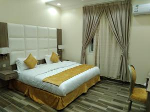 Habitación de hotel con cama grande y ventana en Marka resort ماركاريزورت en Abha