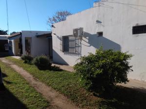 uma sombra no lado de um edifício branco em Abuela Chiquita em Ramallo