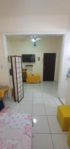 Zimmer mit einem Deckenventilator und einem Zimmer mit einem Tisch. in der Unterkunft Apartabeach in Rio de Janeiro
