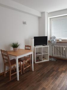 Televízia a/alebo spoločenská miestnosť v ubytovaní Studio Centrum