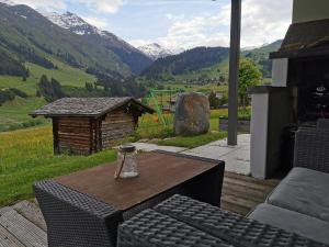 O vedere generală la munți sau o vedere la munte luată de la acest apartament