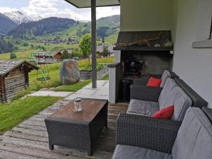 O vedere generală la munți sau o vedere la munte luată de la acest apartament