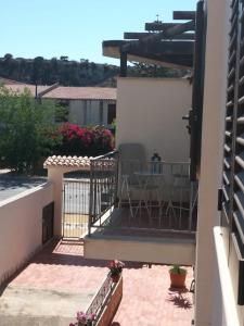 a balcony of a house with a table and chairs at IL VIAGGIO DI COSIMO in San Vito lo Capo