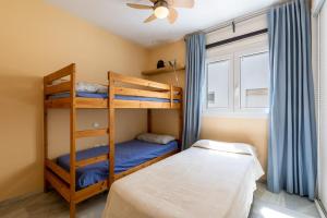 1 dormitorio con literas y ventilador de techo en Apartamento Torremolinos Lc, en Torremolinos 17 fotos más