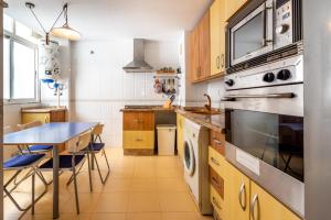 una cocina con una mesa y una estufa en Apartamento Torremolinos Lc, en Torremolinos