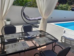 Bazén v ubytovaní Apartmani Sidro alebo v jeho blízkosti