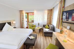 Postel nebo postele na pokoji v ubytování Hotel Waldlust + 37 fotografií