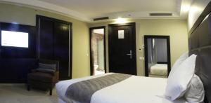 Postel nebo postele na pokoji v ubytování Tempoo Hotel Marrakech City Centre Adults Only