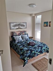 Un pat sau paturi într-o cameră la Apartment 13 Santana Pebbles, 164 South Beach Road, La Mercy