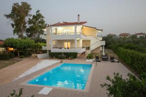 Bazén v ubytování Sea Side Villa nebo v jeho okolí