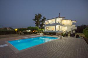Bazén v ubytování Sea Side Villa nebo v jeho okolí