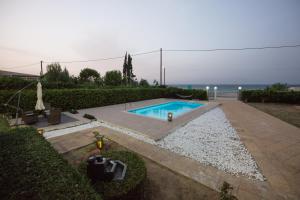 Bazén v ubytování Sea Side Villa nebo v jeho okolí