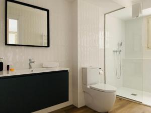 a bathroom with a toilet and a sink and a shower at Apartamento Vela Cambrils Playa in Cambrils +11 photos