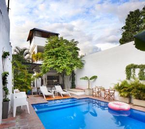 uma piscina no quintal de uma casa em Casa Amberes em Honda