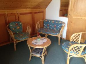 A seating area at Gerti Haus