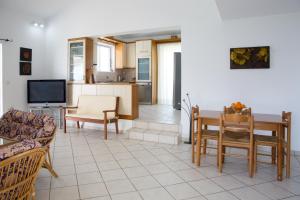 TV a/nebo společenská místnost v ubytování Sea Side Villa