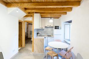 a kitchen and dining room with a table and chairs at VUT Domus Aurea in Astorga