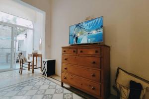 Un televizor și/sau centru de divertisment la LA88 Bijou Boutique