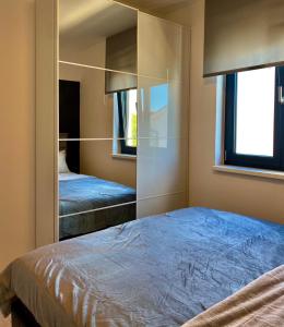 Ένα ή περισσότερα κρεβάτια σε δωμάτιο στο Golden Sunset