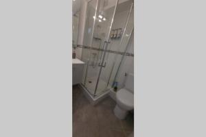 een badkamer met een toilet en een douche bij Super appartement les pieds dans l eau in Cap d'Agde