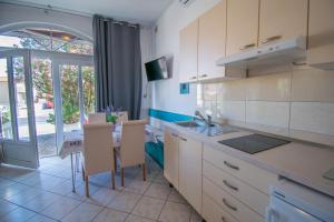 Kuchyň nebo kuchyňský kout v ubytování Family apartment Manuela - Baška Voda