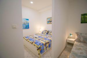 ein kleines Schlafzimmer mit einem Bett in einem Zimmer in der Unterkunft Family apartment Manuela - Baška Voda in Baška Voda