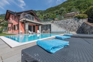 eine Villa mit einem Pool und einem Haus in der Unterkunft Villa privata con piscina Colonno in Colonno