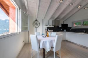 ein Esszimmer mit einem weißen Tisch und Stühlen in der Unterkunft Villa privata con piscina Colonno in Colonno