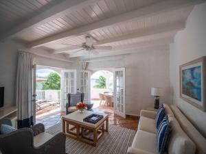un soggiorno con un divano e un tavolo di Windjammer Landing Resort and Residences a Gros Islet