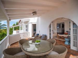 un patio con tavolo e sedie su un balcone di Windjammer Landing Resort and Residences a Gros Islet
