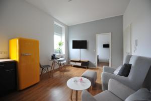 a living room with a couch and a table at Appartm. Schwarzen Pfuhl in Willich