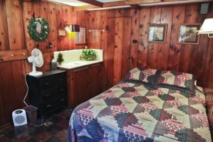 Gallery image of Cabin #4 - Loon's Landing cabin in Carp Lake