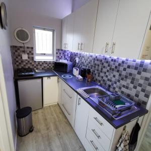 Η κουζίνα ή μικρή κουζίνα στο Guinea Fowl Self Catering +15 φωτογραφίες